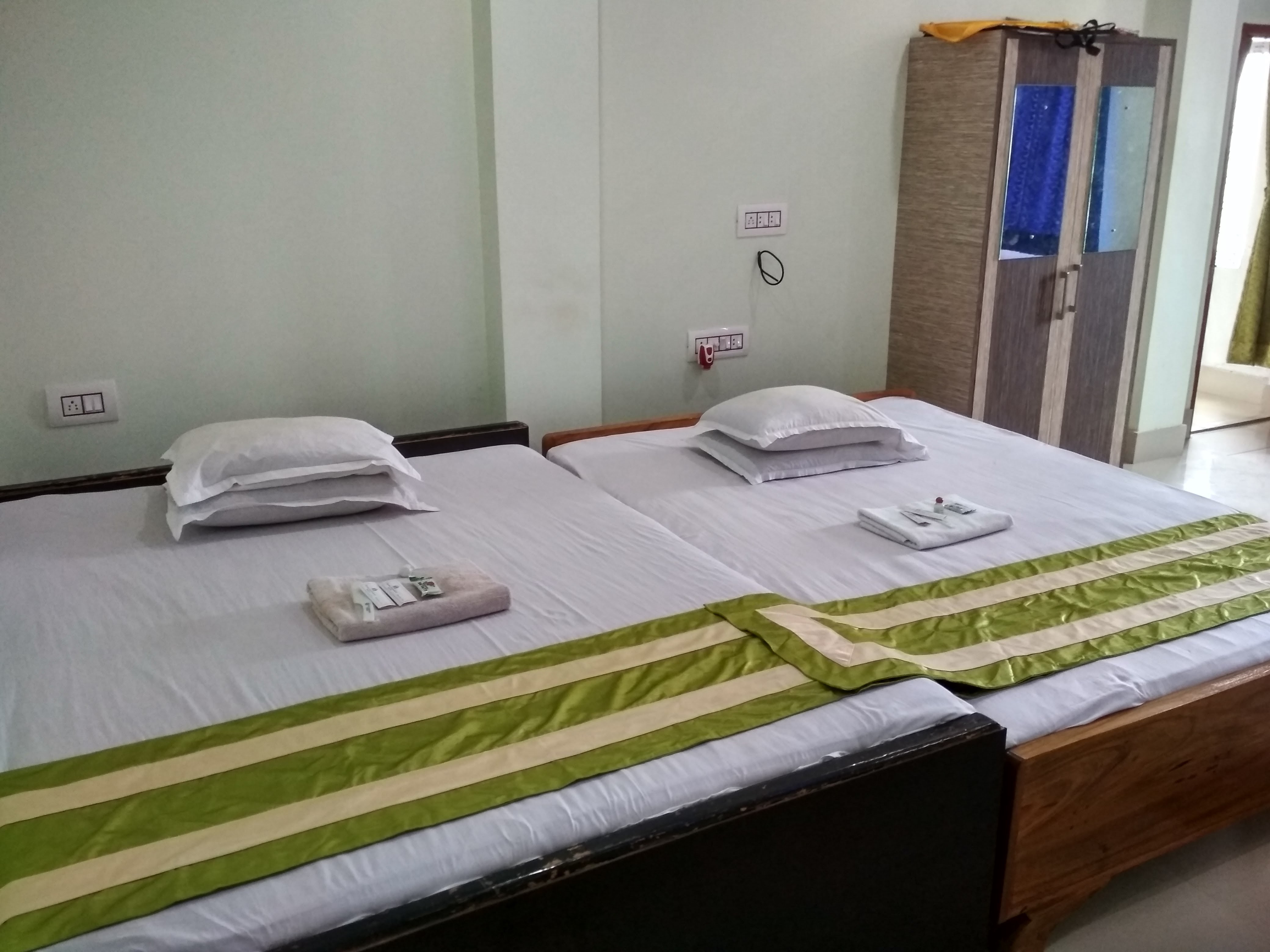 Deluxe Five Bed With AC